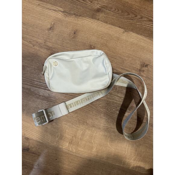 Lululemon Everywhere Belt Bag 1L Wordmark Vapor/Gold/White – Ships Free - Picture 1 of 6